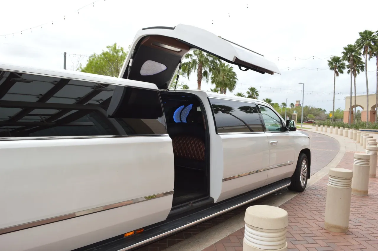 Escalade Limousines (black) – picture 7 Escalade Limousines (black) – picture 7