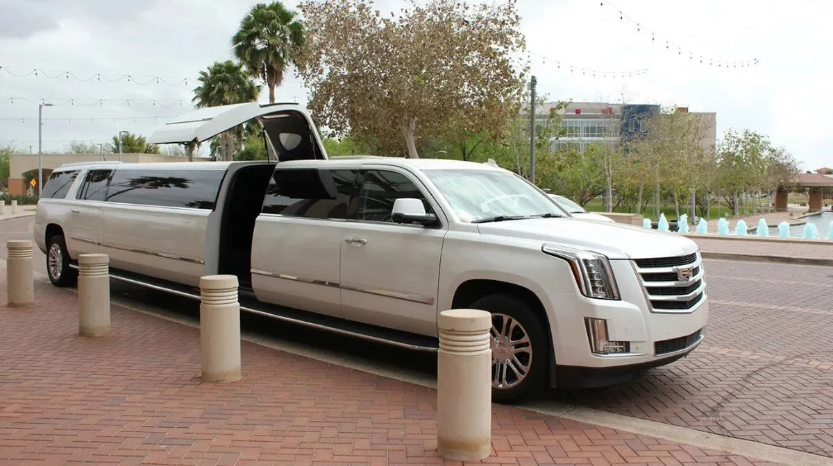Escalade Limousines (black) – picture 3 Escalade Limousines (black) – picture 3