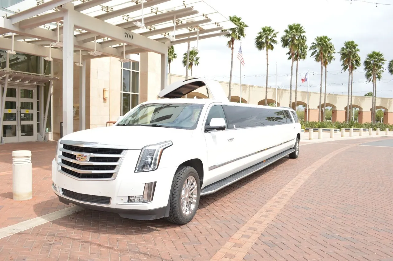Escalade Limousines (black) – picture 5 Escalade Limousines (black) – picture 5